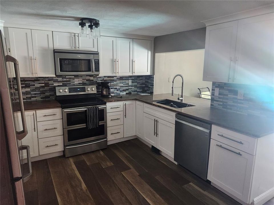 For Sale: $276,000 (3 beds, 3 baths, 1330 Square Feet)