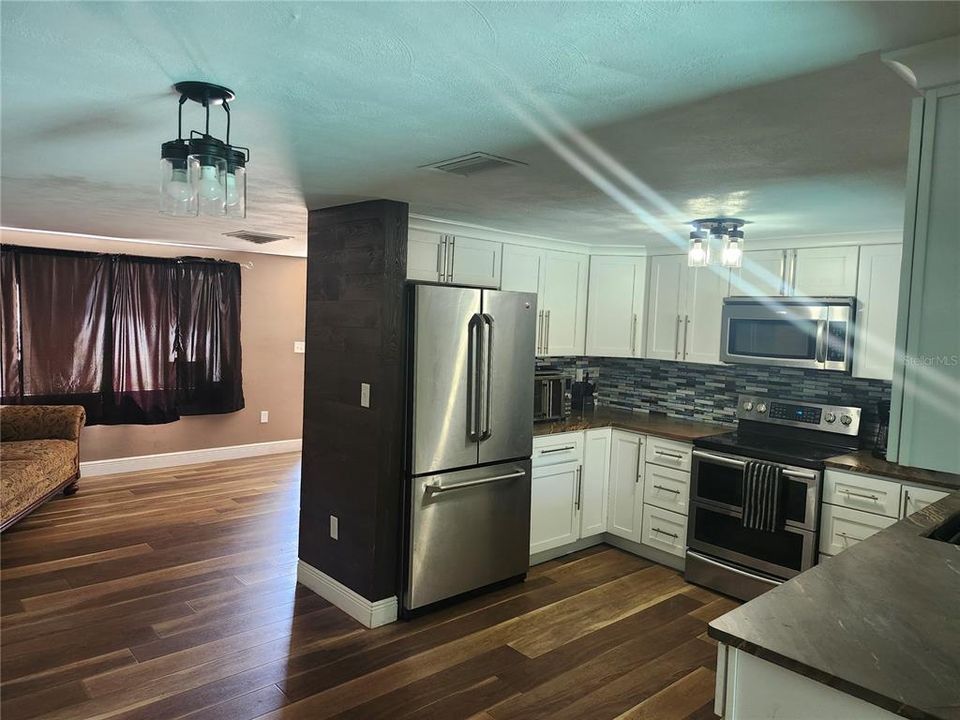 For Sale: $276,000 (3 beds, 3 baths, 1330 Square Feet)