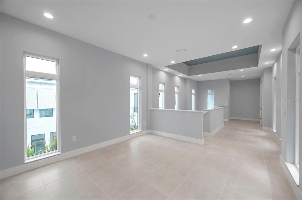 出租: $12,500 (4 贝兹, 4 浴室, 4041 平方英尺)