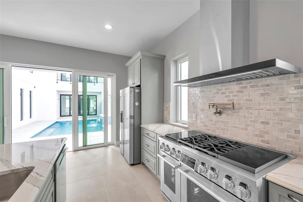 出租: $12,500 (4 贝兹, 4 浴室, 4041 平方英尺)