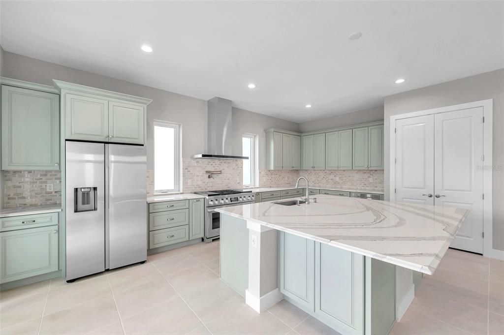 出租: $12,500 (4 贝兹, 4 浴室, 4041 平方英尺)