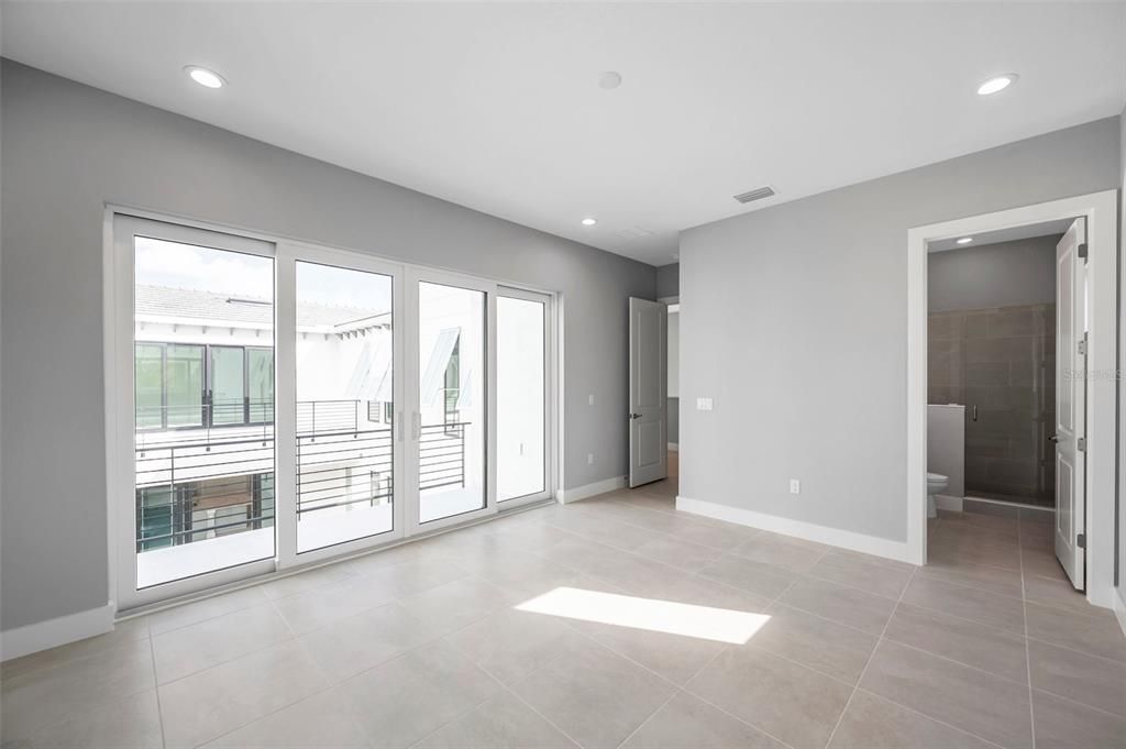 出租: $12,500 (4 贝兹, 4 浴室, 4041 平方英尺)