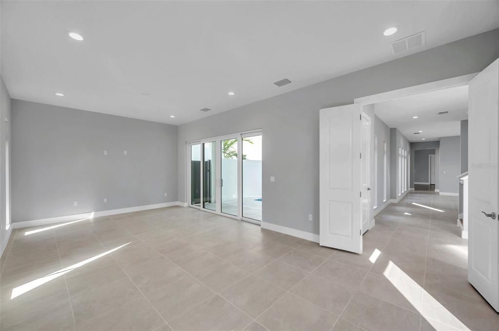 出租: $12,500 (4 贝兹, 4 浴室, 4041 平方英尺)