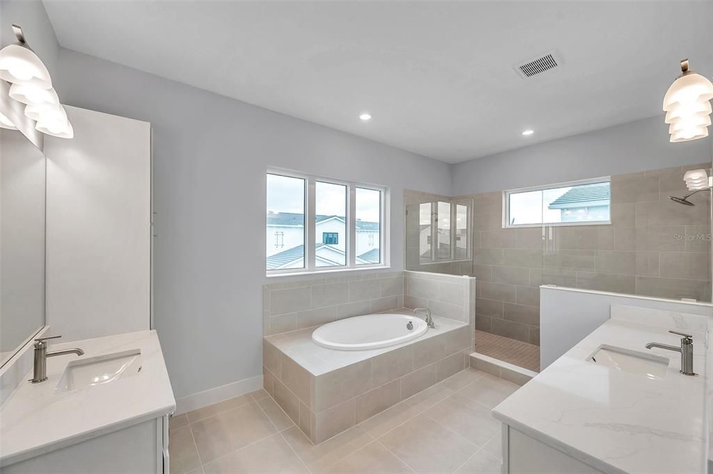 出租: $12,500 (4 贝兹, 4 浴室, 4041 平方英尺)