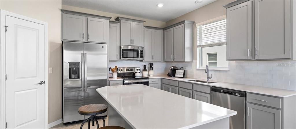 Recently Sold: $400,000 (4 beds, 2 baths, 1853 Square Feet)