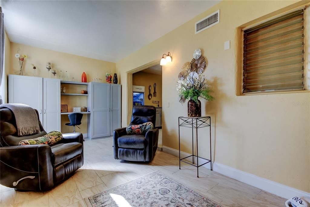 For Sale: $158,800 (2 beds, 2 baths, 1051 Square Feet)