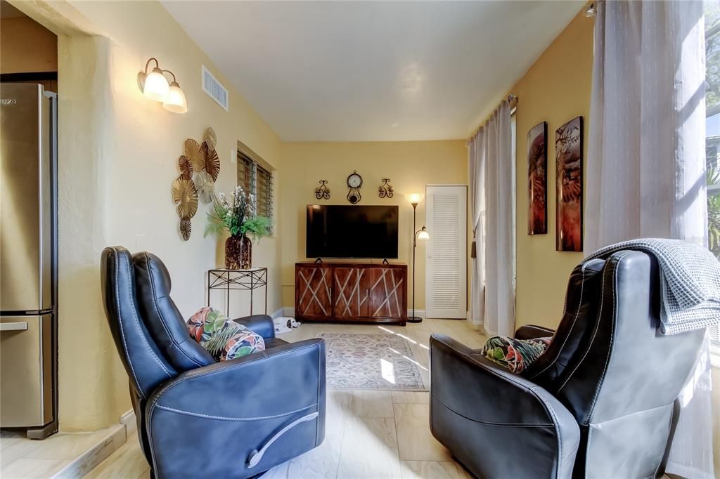 For Sale: $158,800 (2 beds, 2 baths, 1051 Square Feet)