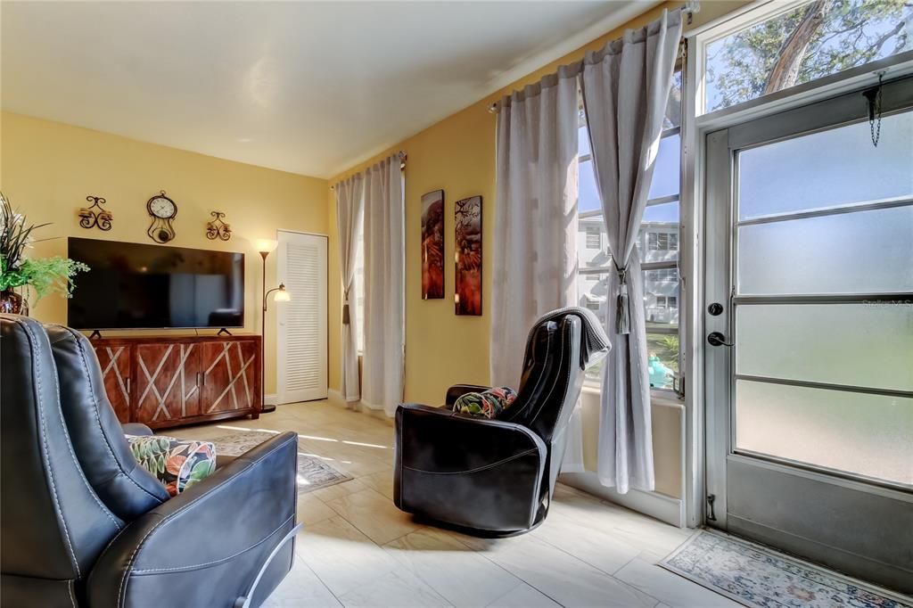 For Sale: $158,800 (2 beds, 2 baths, 1051 Square Feet)