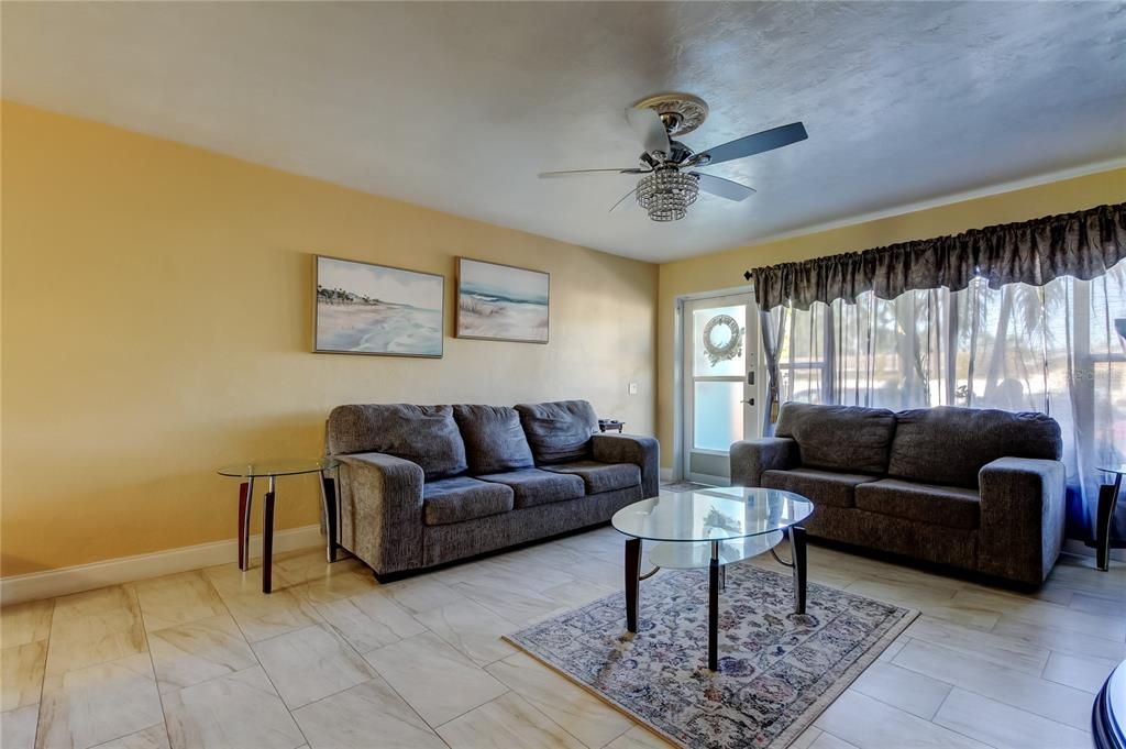 For Sale: $158,800 (2 beds, 2 baths, 1051 Square Feet)