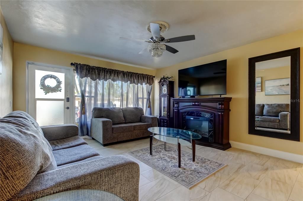 For Sale: $158,800 (2 beds, 2 baths, 1051 Square Feet)