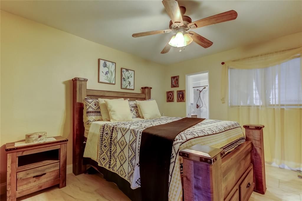 For Sale: $158,800 (2 beds, 2 baths, 1051 Square Feet)