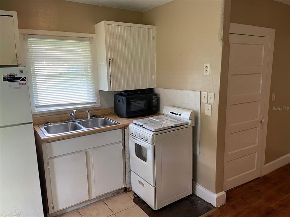 Active With Contract: $1,095 (1 beds, 1 baths, 496 Square Feet)