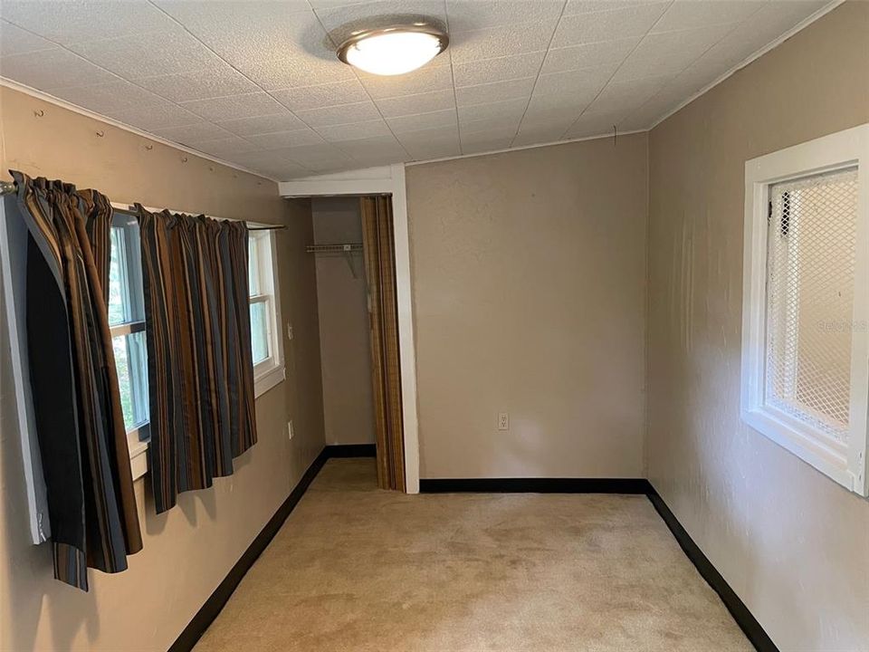 Active With Contract: $1,095 (1 beds, 1 baths, 496 Square Feet)