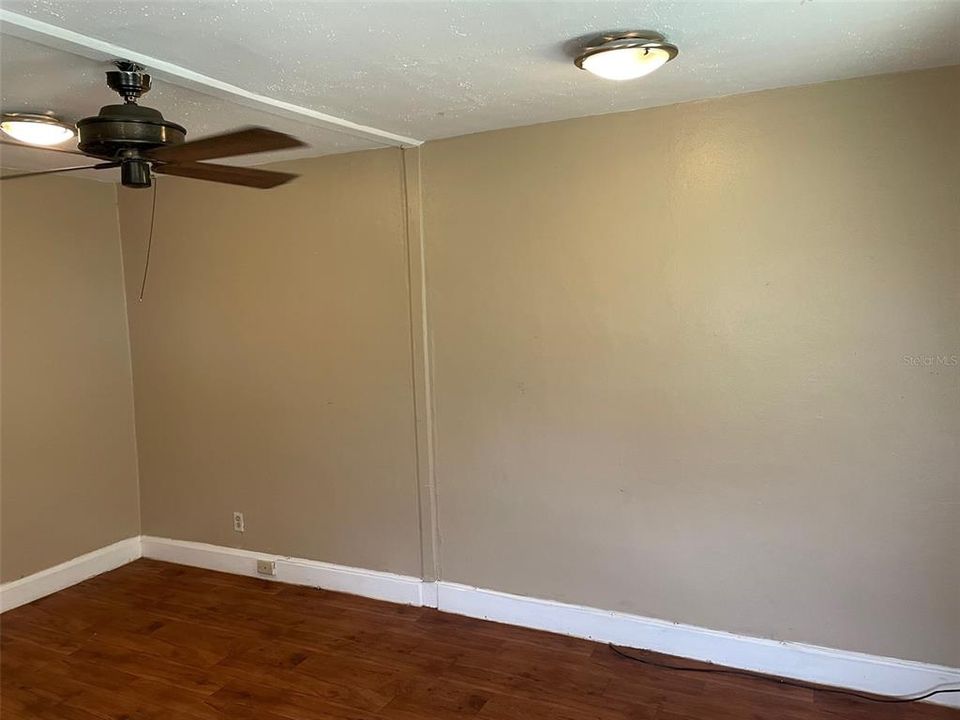 Active With Contract: $1,095 (1 beds, 1 baths, 496 Square Feet)