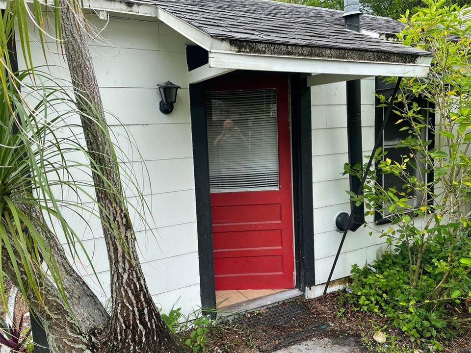 Active With Contract: $1,095 (1 beds, 1 baths, 496 Square Feet)
