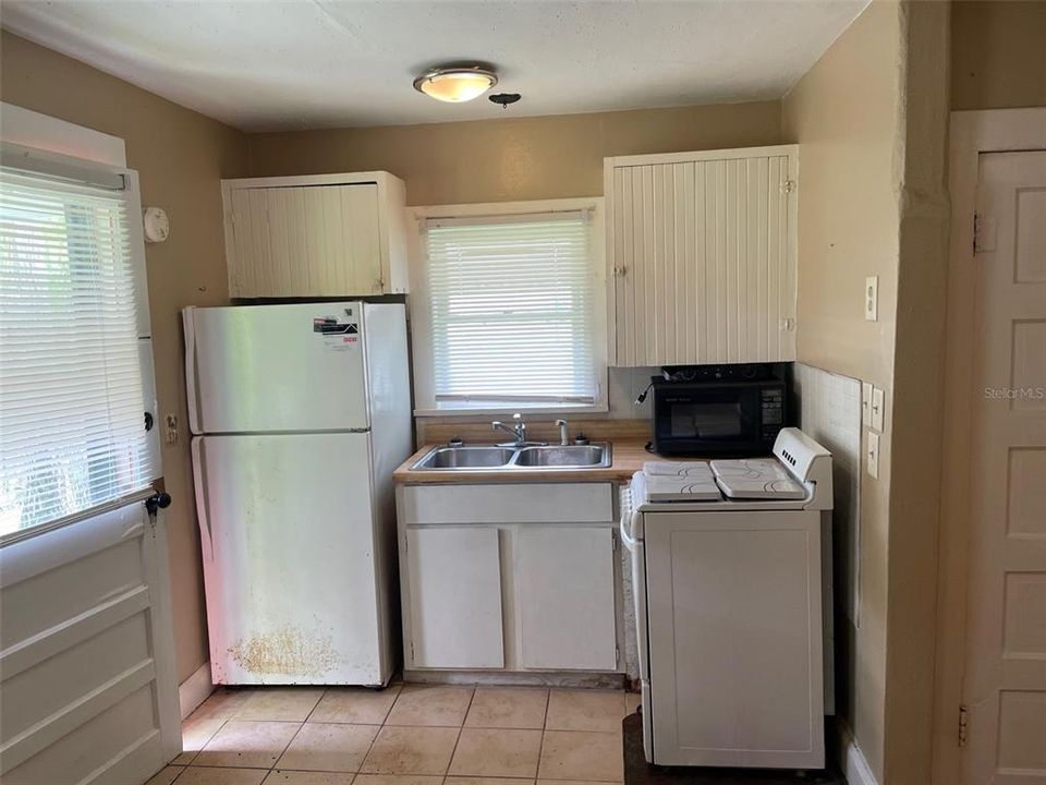 Active With Contract: $1,095 (1 beds, 1 baths, 496 Square Feet)
