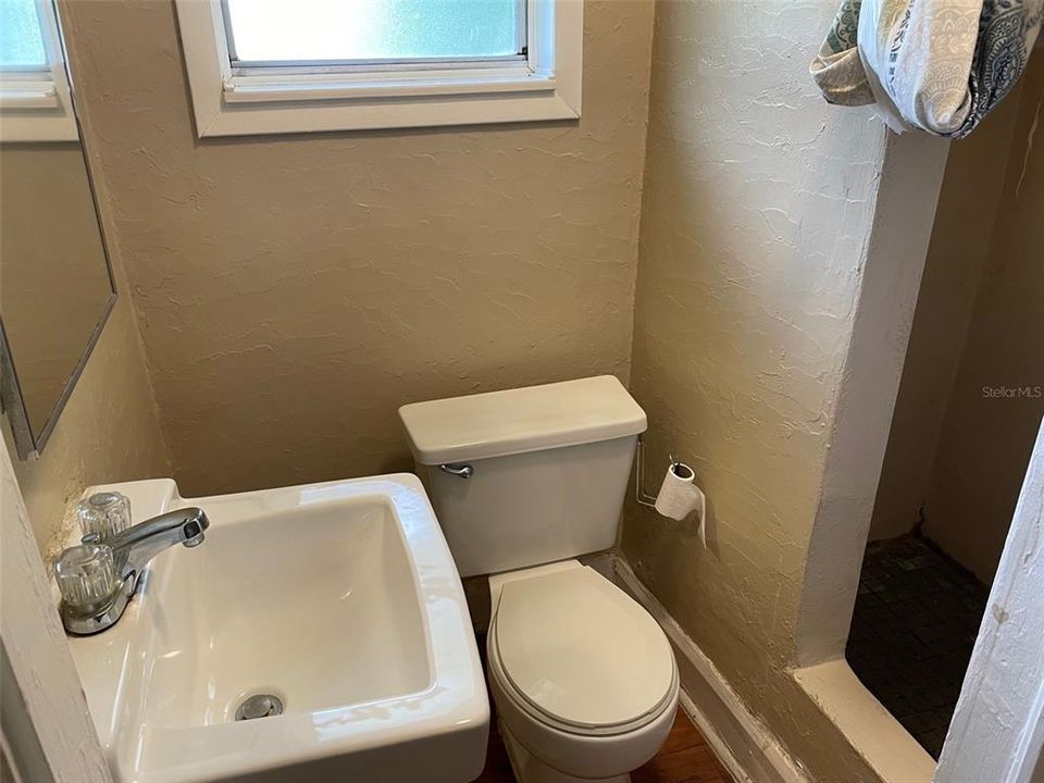 Active With Contract: $1,095 (1 beds, 1 baths, 496 Square Feet)