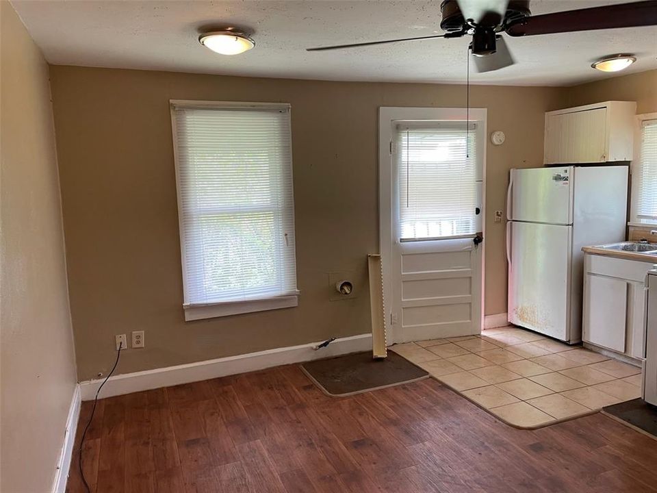 Active With Contract: $1,095 (1 beds, 1 baths, 496 Square Feet)