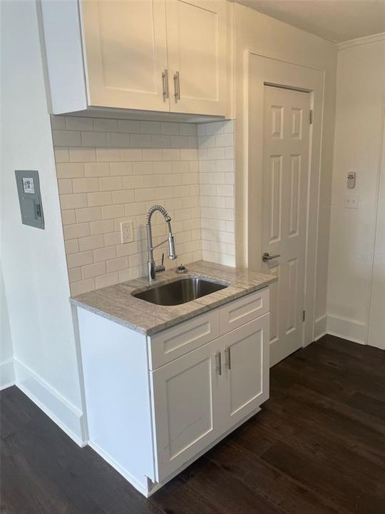 For Rent: $1,095 (0 beds, 1 baths, 300 Square Feet)