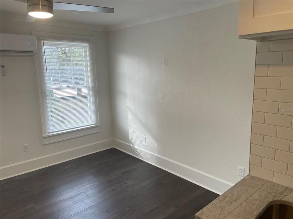 For Rent: $1,095 (0 beds, 1 baths, 300 Square Feet)
