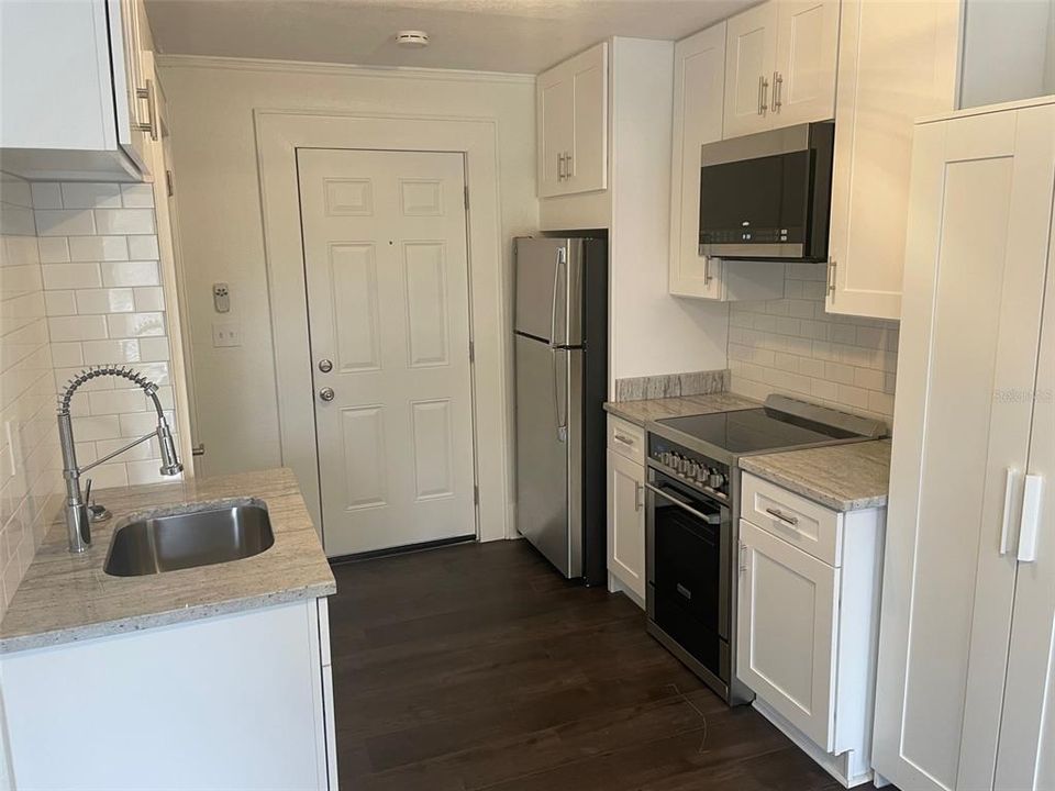 For Rent: $1,095 (0 beds, 1 baths, 300 Square Feet)