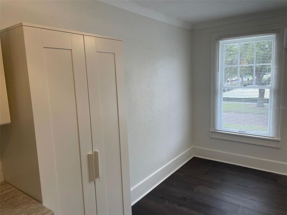 For Rent: $1,095 (0 beds, 1 baths, 300 Square Feet)