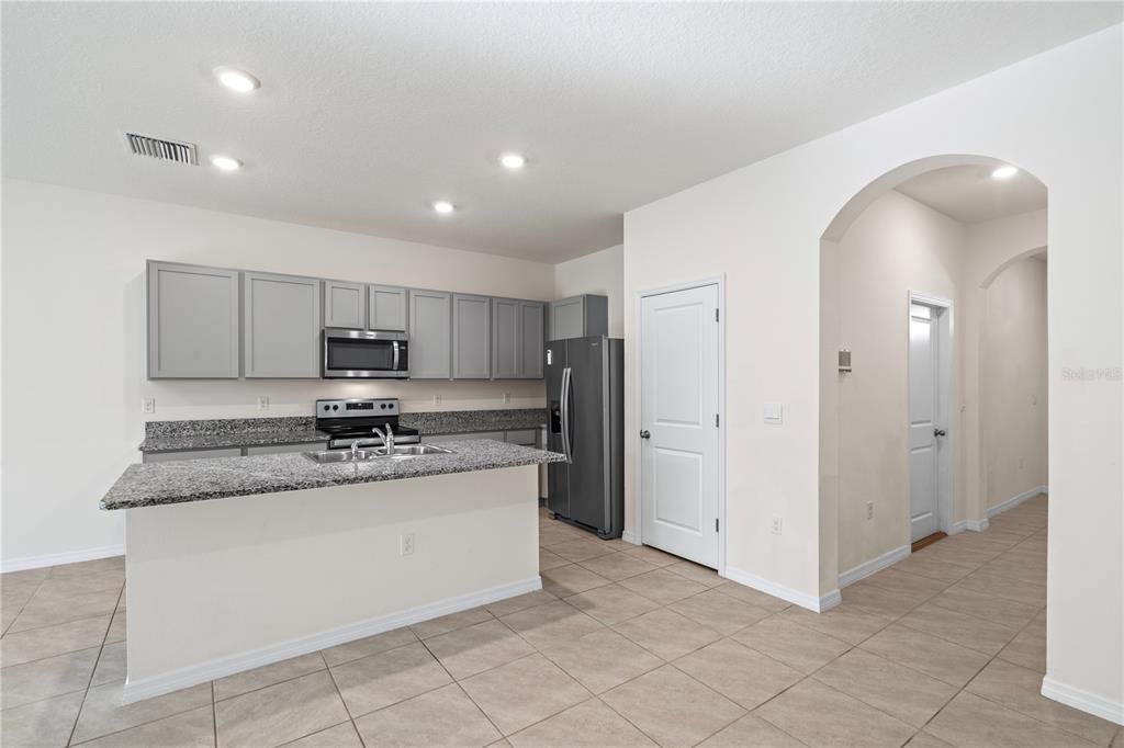 For Rent: $2,200 (3 beds, 2 baths, 1673 Square Feet)