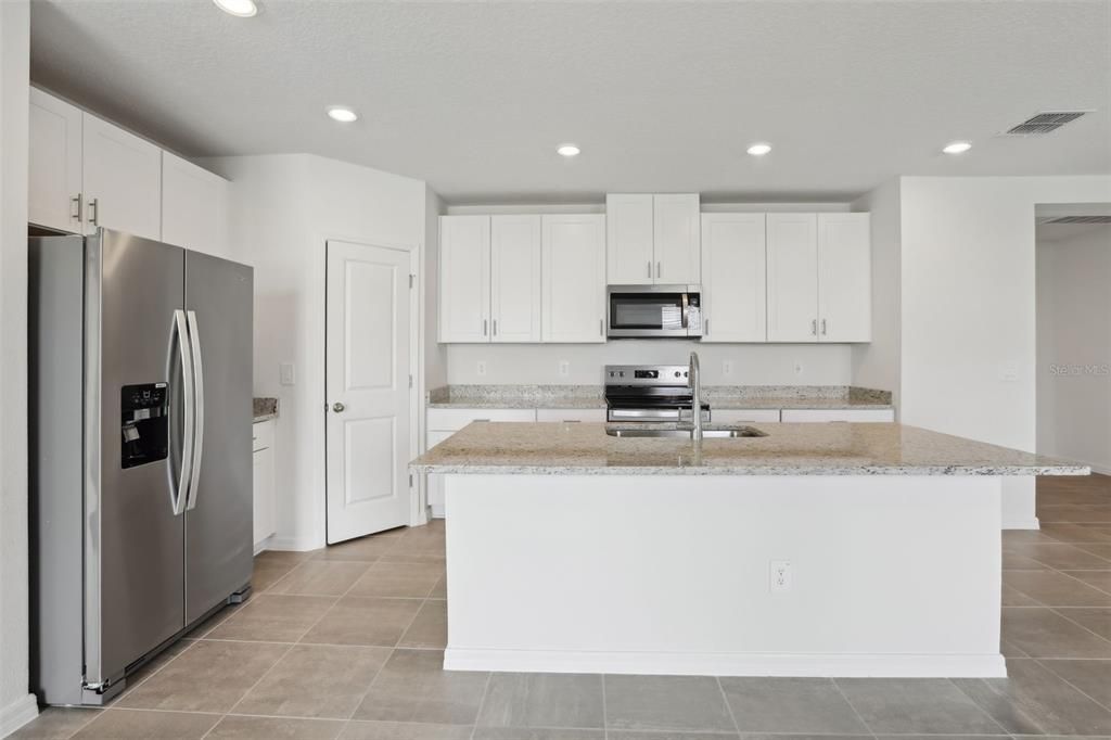 На продажу: $310,710 (4 спален, 2 ванн, 1840 Квадратных фут)