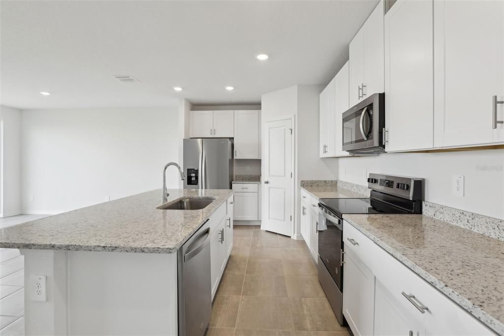 На продажу: $310,710 (4 спален, 2 ванн, 1840 Квадратных фут)