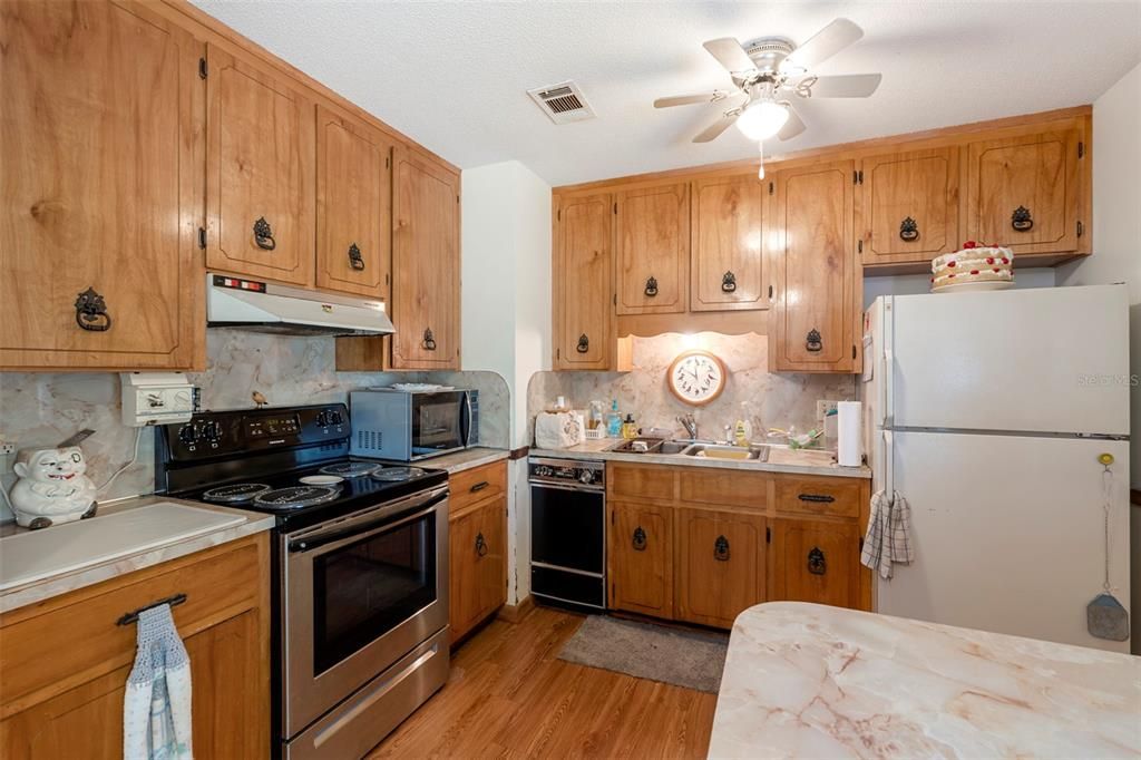 待售: $610,000 (7 贝兹, 3 浴室, 2774 平方英尺)