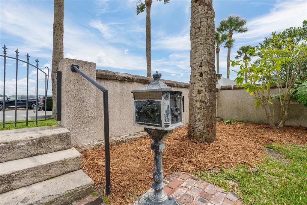 For Sale: $1,150,000 (2 beds, 1 baths, 2327 Square Feet)