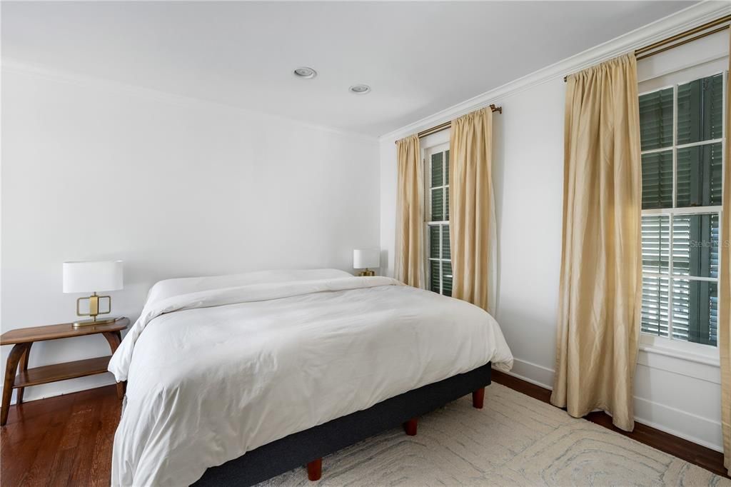 For Sale: $1,150,000 (2 beds, 1 baths, 2327 Square Feet)