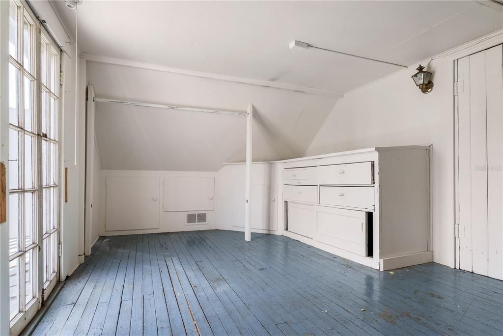 For Sale: $1,150,000 (2 beds, 1 baths, 2327 Square Feet)
