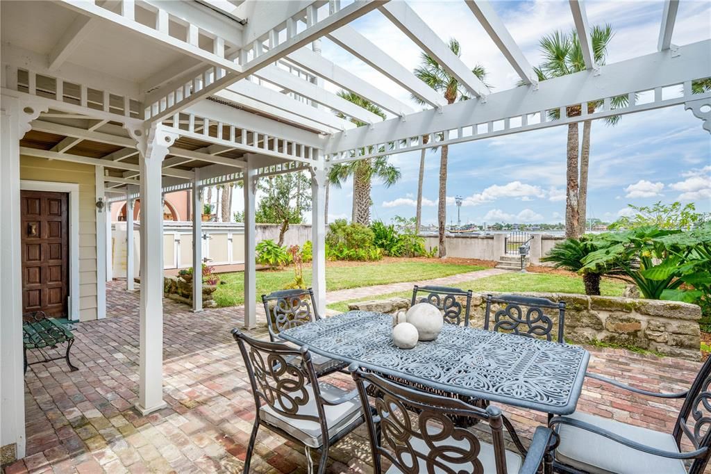For Sale: $1,150,000 (2 beds, 1 baths, 2327 Square Feet)
