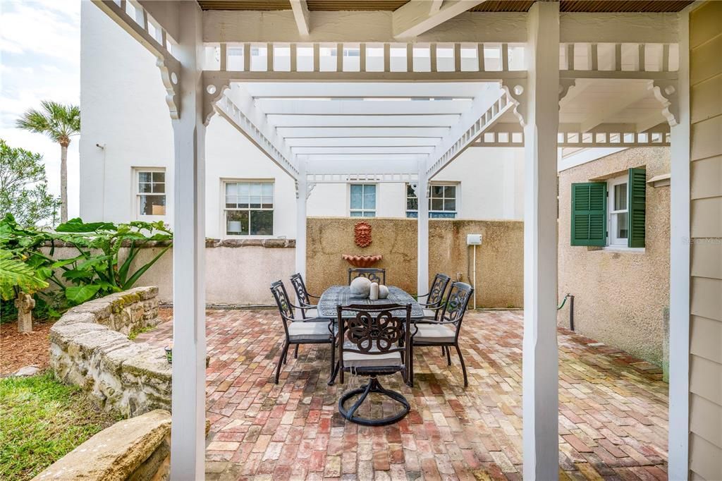 For Sale: $1,150,000 (2 beds, 1 baths, 2327 Square Feet)
