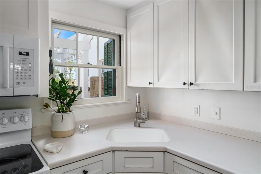 For Sale: $1,150,000 (2 beds, 1 baths, 2327 Square Feet)