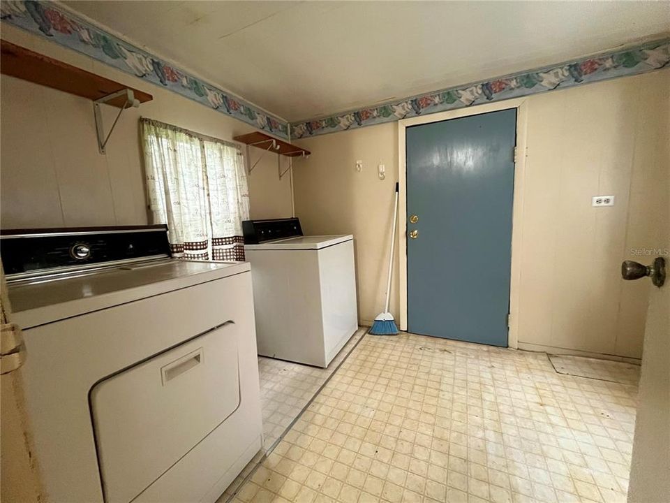 For Sale: $210,000 (2 beds, 1 baths, 1076 Square Feet)