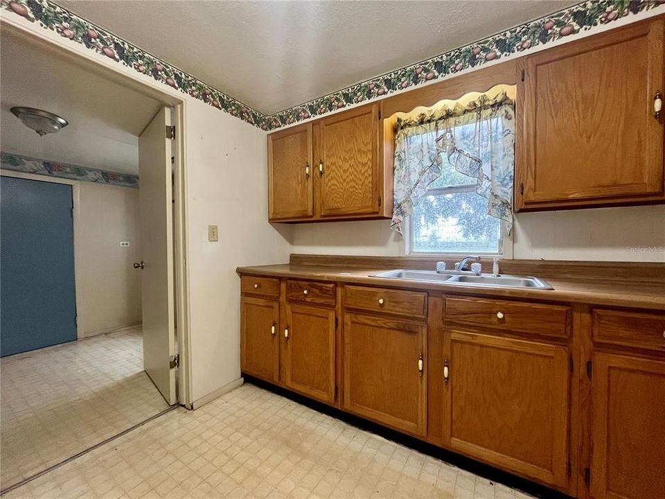 For Sale: $210,000 (2 beds, 1 baths, 1076 Square Feet)