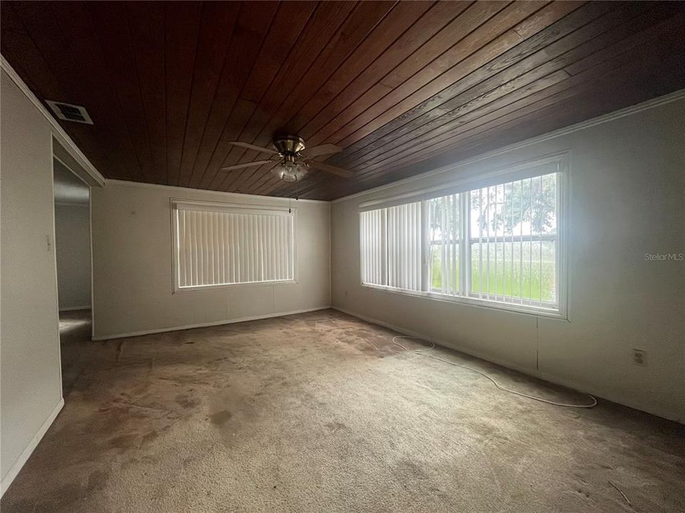 For Sale: $210,000 (2 beds, 1 baths, 1076 Square Feet)