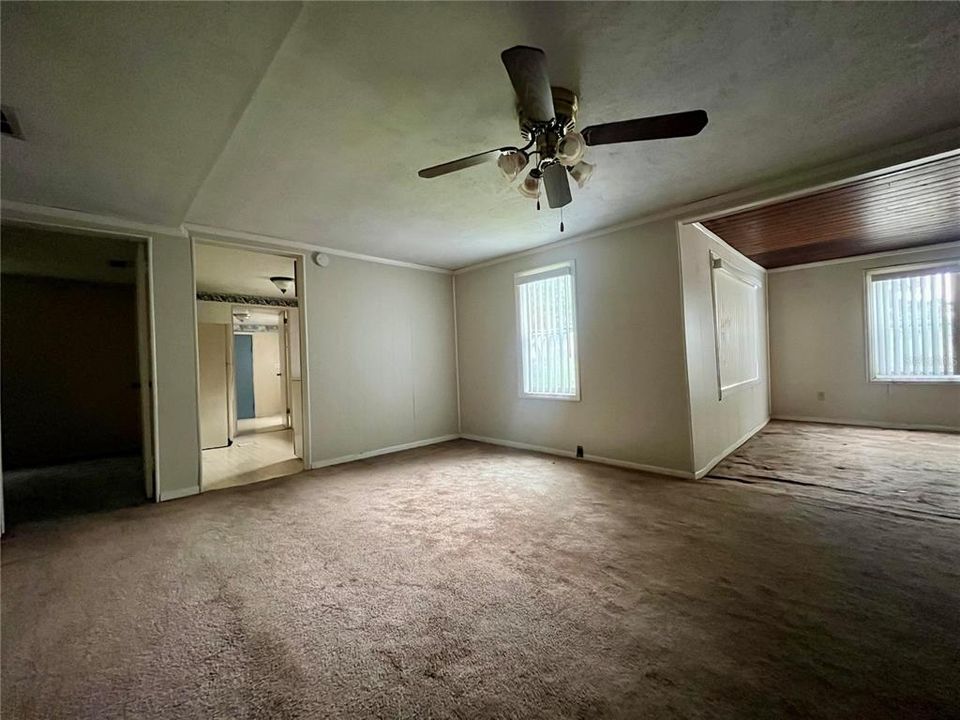 For Sale: $210,000 (2 beds, 1 baths, 1076 Square Feet)