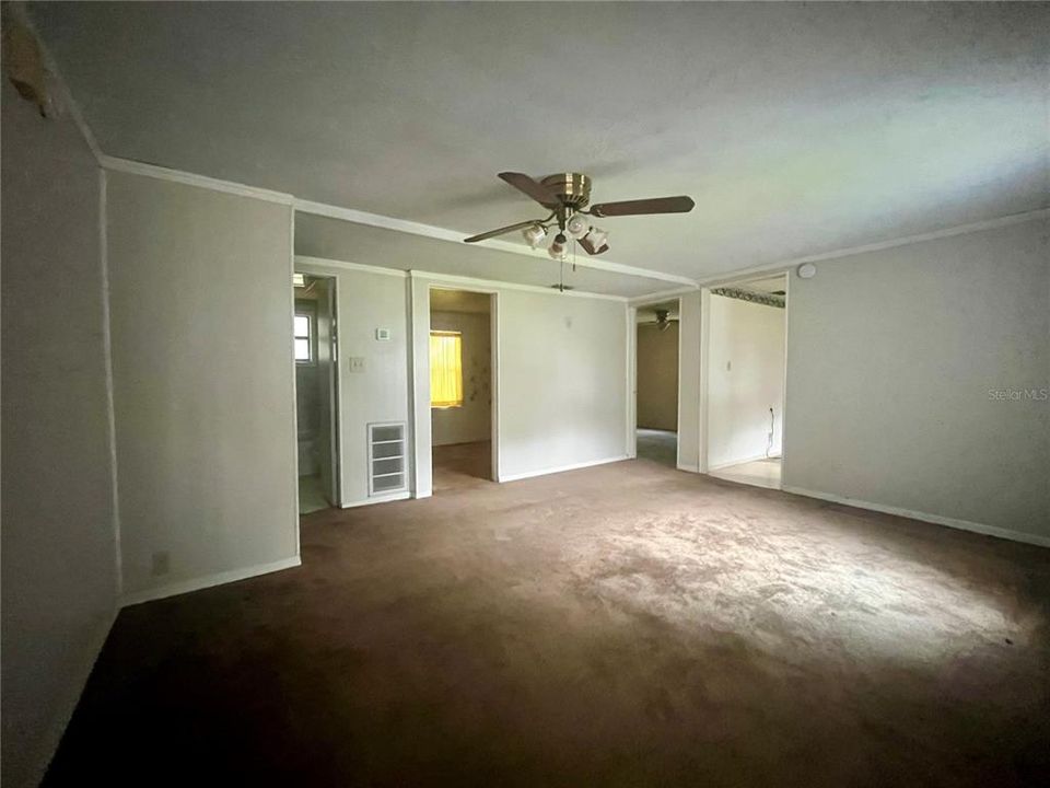 For Sale: $210,000 (2 beds, 1 baths, 1076 Square Feet)