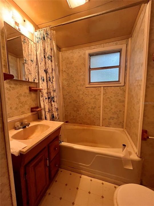 For Sale: $210,000 (2 beds, 1 baths, 1076 Square Feet)