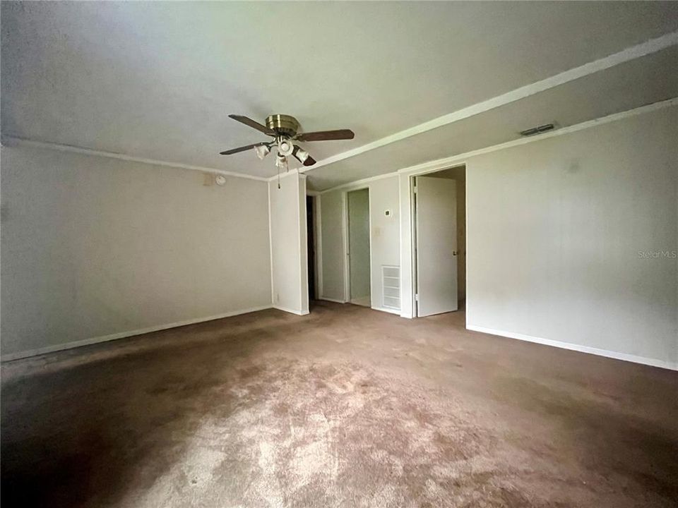 For Sale: $210,000 (2 beds, 1 baths, 1076 Square Feet)