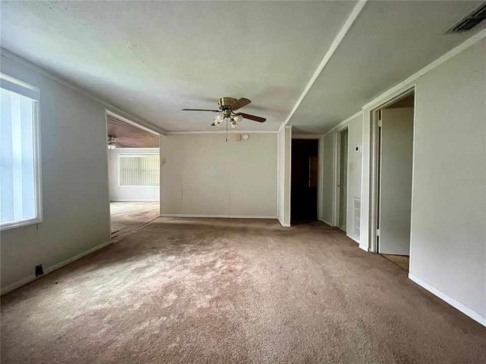 For Sale: $210,000 (2 beds, 1 baths, 1076 Square Feet)