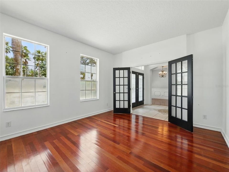 合同活跃: $575,000 (5 贝兹, 4 浴室, 4094 平方英尺)