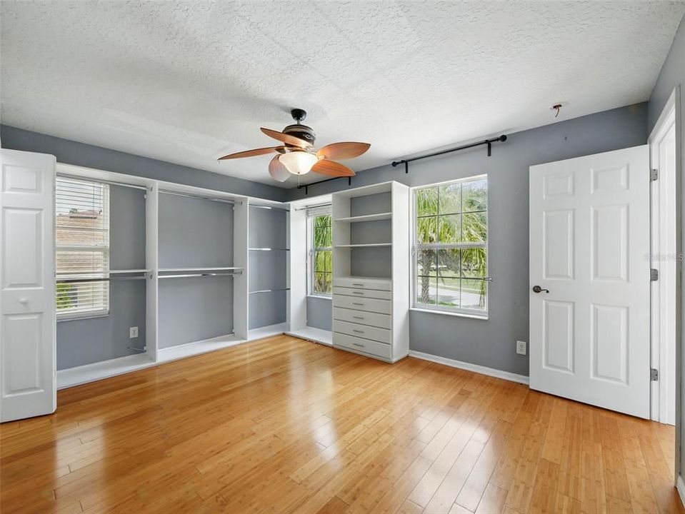 合同活跃: $575,000 (5 贝兹, 4 浴室, 4094 平方英尺)