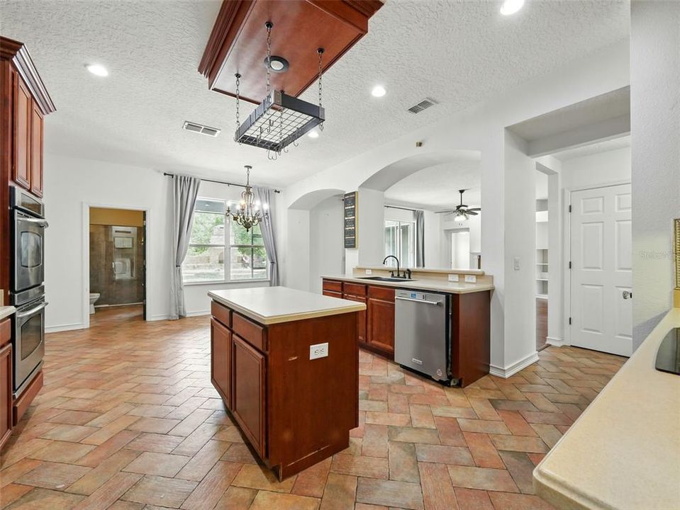 合同活跃: $575,000 (5 贝兹, 4 浴室, 4094 平方英尺)