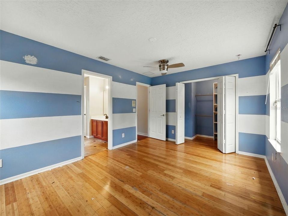 合同活跃: $575,000 (5 贝兹, 4 浴室, 4094 平方英尺)