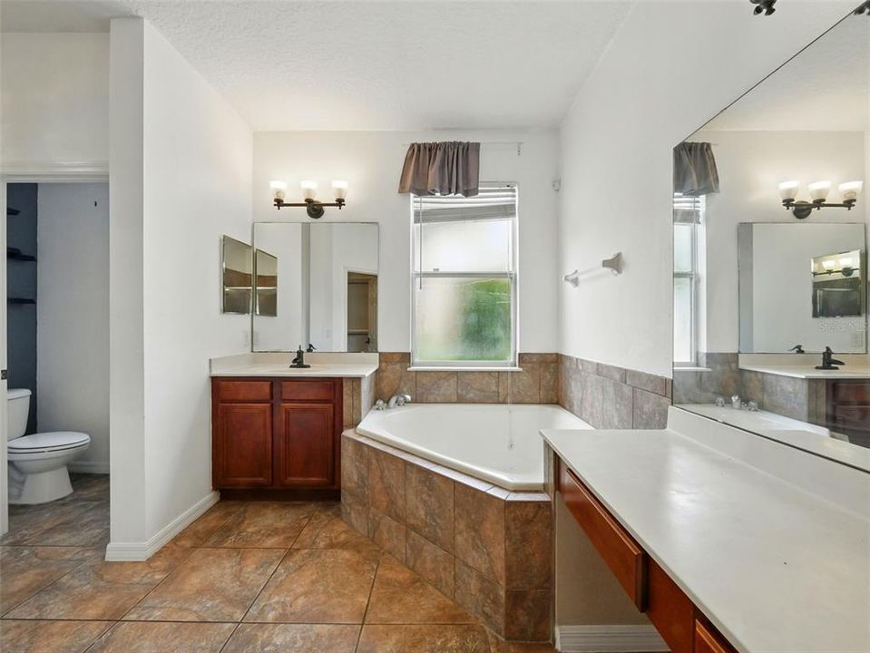 合同活跃: $575,000 (5 贝兹, 4 浴室, 4094 平方英尺)