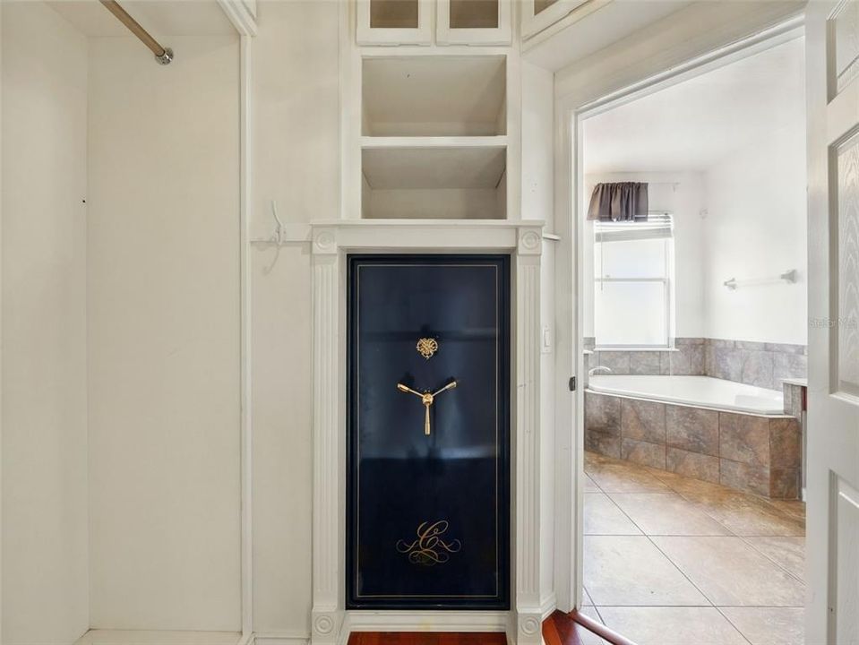 合同活跃: $575,000 (5 贝兹, 4 浴室, 4094 平方英尺)